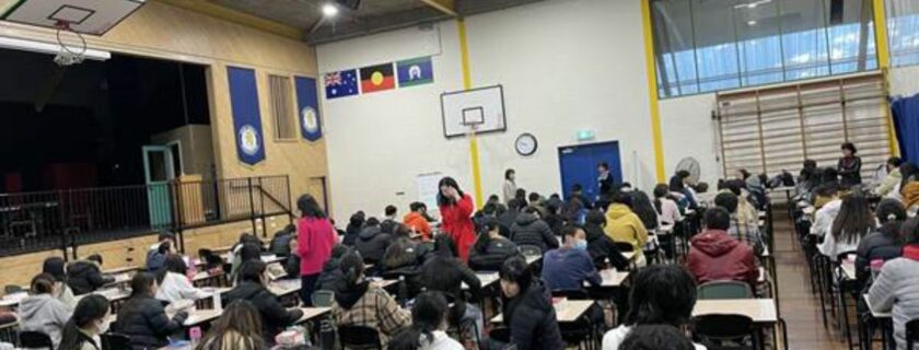 新金山中文学校十二年级SAC考试井然进行